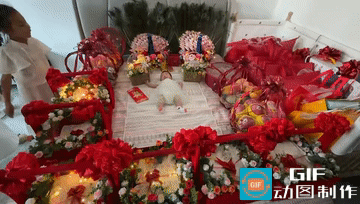 好易配资 妈妈给孩子办满月酒，现场布置有些“渗人”，网友：这什么审美？