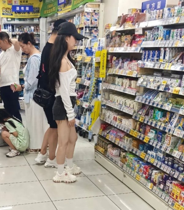 老虎配资 汪峰与森林北日本买药被拍, 女方膝盖满是瘀青, 身材比例引争议