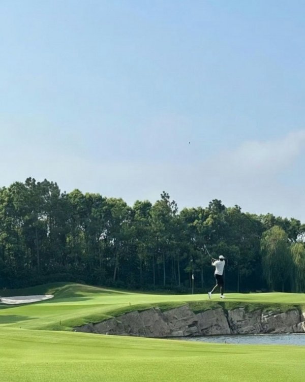 涨停吧 手痒了! 詹姆斯凌晨飞抵上海 今日上午就去浦东挥杆练习高尔夫